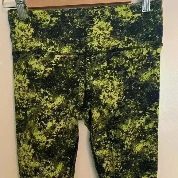 Alo Airbrush womens Capri leggings, yellow, black and grey, size Small - Picture 2 of 9